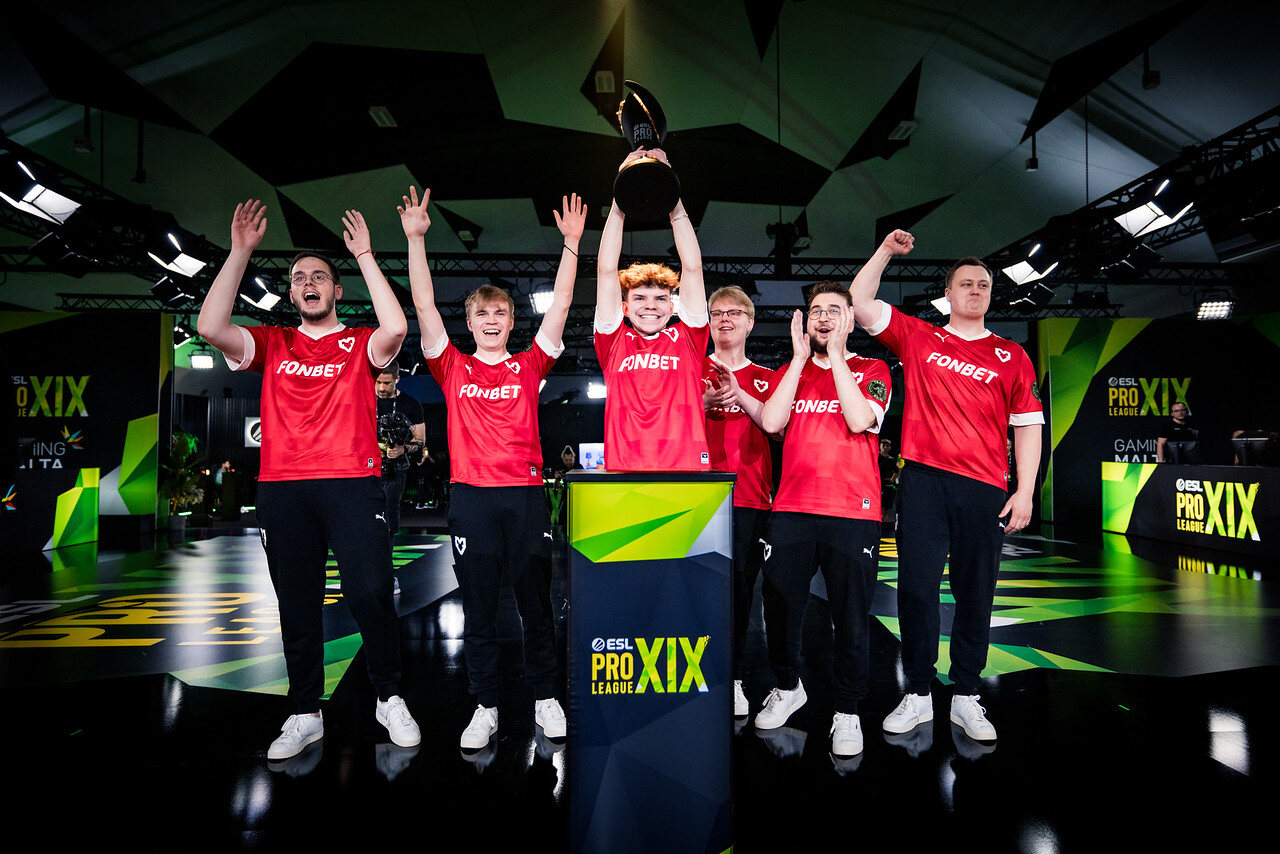 The ESL Pro League Season 19 champions crossing the stage with the trophy.